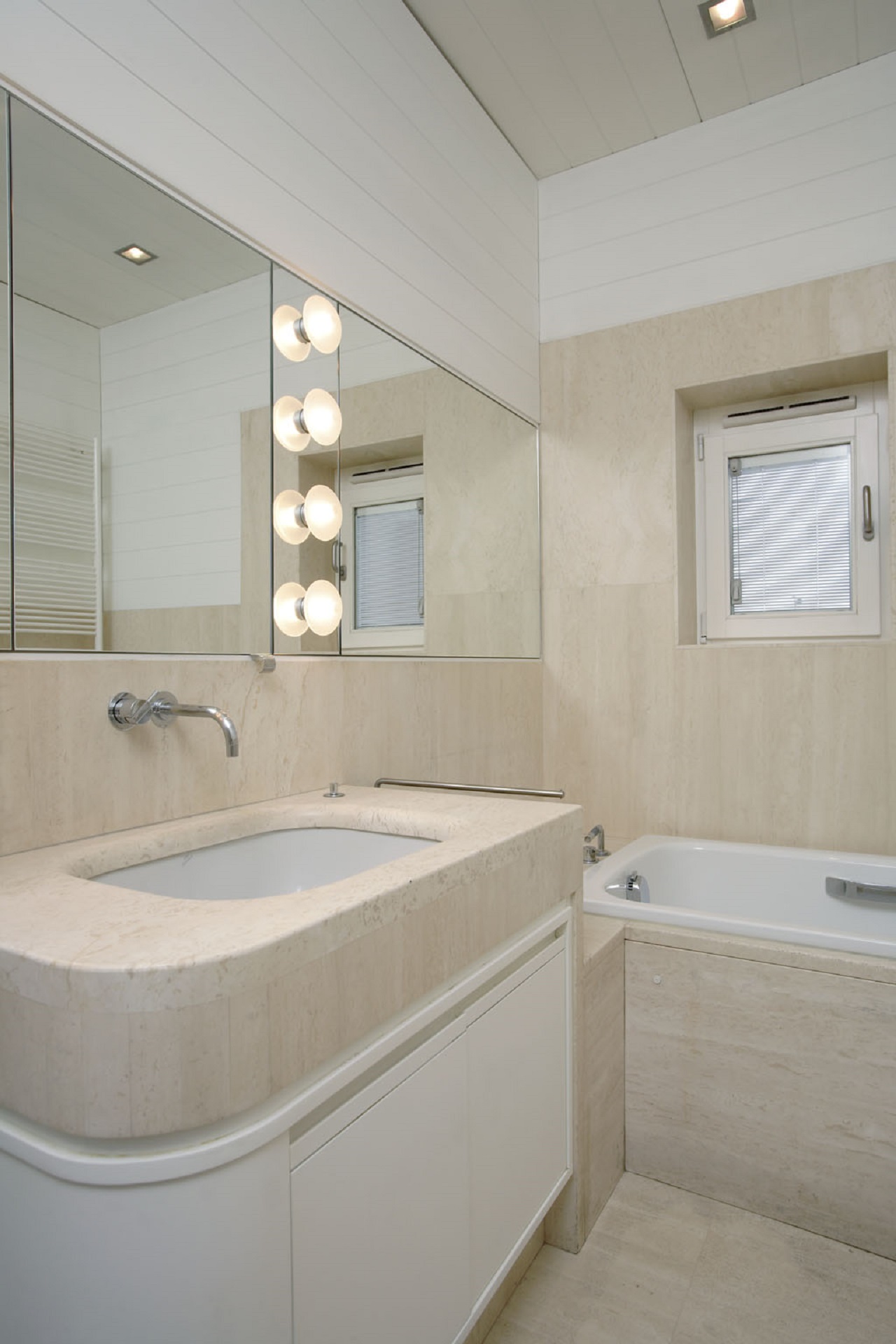Mobile bagno in legno laccato e lavabo in marmo