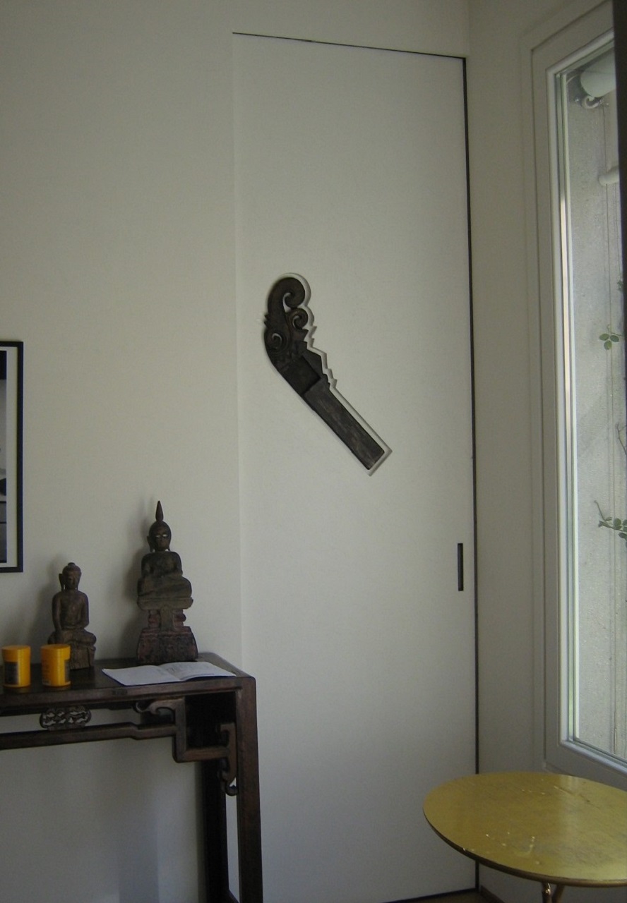 porta in legno filo muro scorrevole con intarsio